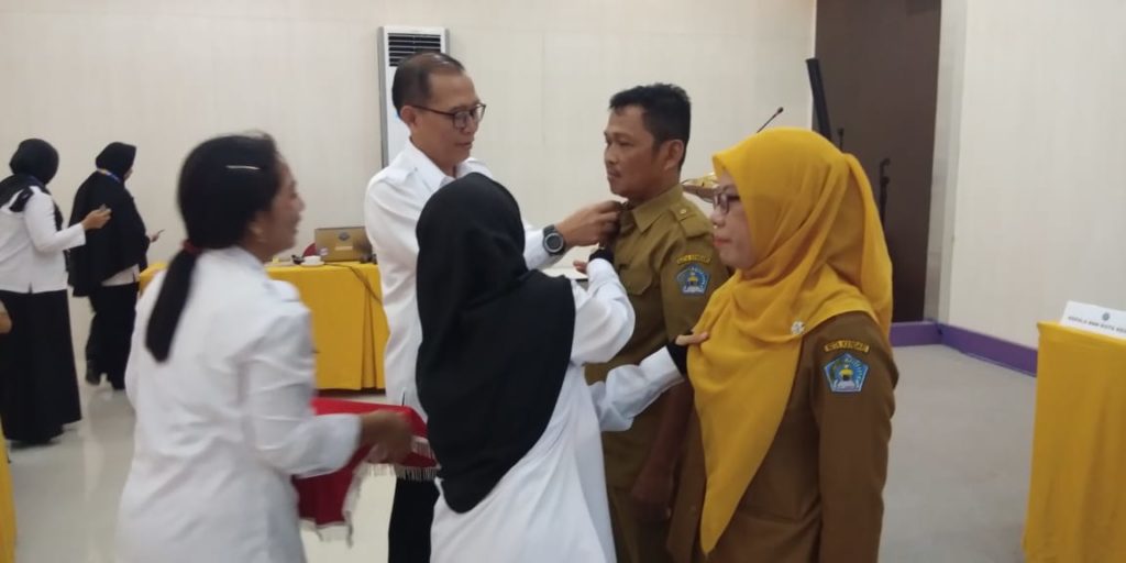 BimTek_Penggiat_Anti_Narkoba_di_Lingkungan_Pendidikan_Seksi_P2M_BNN_Kota_Kendari_Penyematan pin penggiat anti narkoba