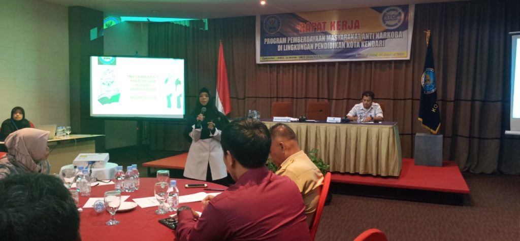 Rapat_Kerja_BNN_Kota_Kendari_Lingkungan_Pendidikan_Narasumber_Murniaty