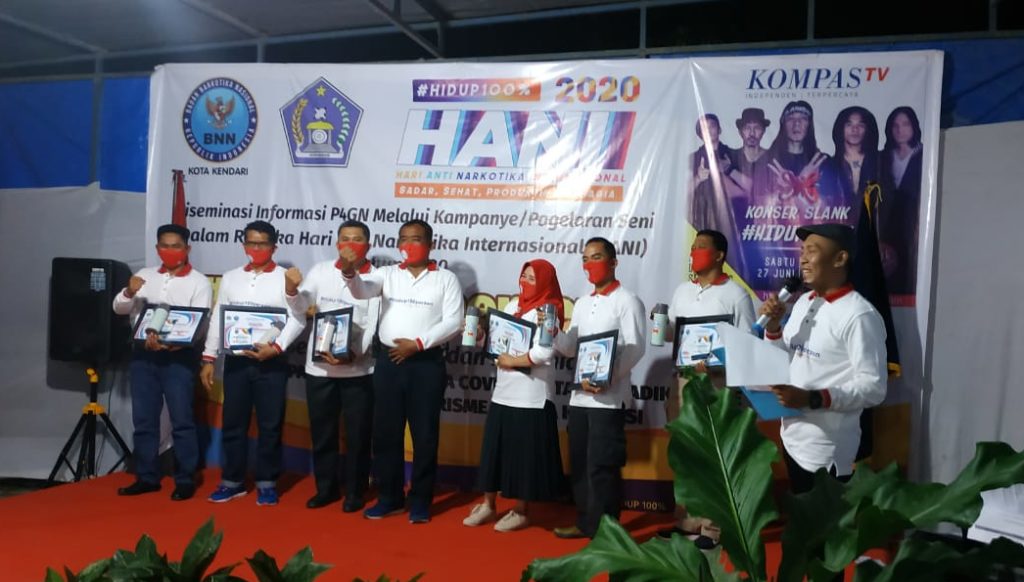 Diseminasi Informasi Melalui Pagelaran Seni, BNN Kota Kendari Nobar Konser Slank Bersama Forkopimda dan Kepala OPD