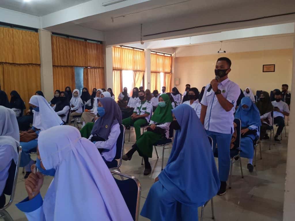 Kampus STIKES Mandalawaluya mengundang BNN kota Kendari sebagai narasumber dalam sosialisasi Ketahanan Remaja pada Narkoba dengan tatap muka terhadap mahasiswa baru dengan tetap memperhatikan protokol kesehatan yakni semua peserta menggunakan masker dan jaga jarak duduk.