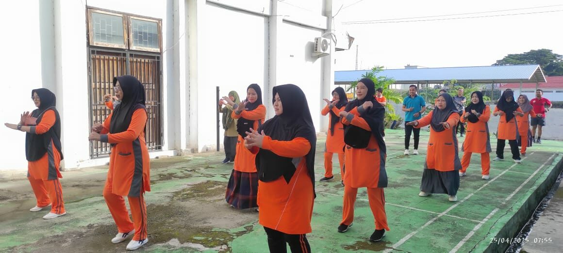 Wujudkan Hidup Sehat, BNN Kota Kendari Adakan Senam Bersama Seluruh Personil
