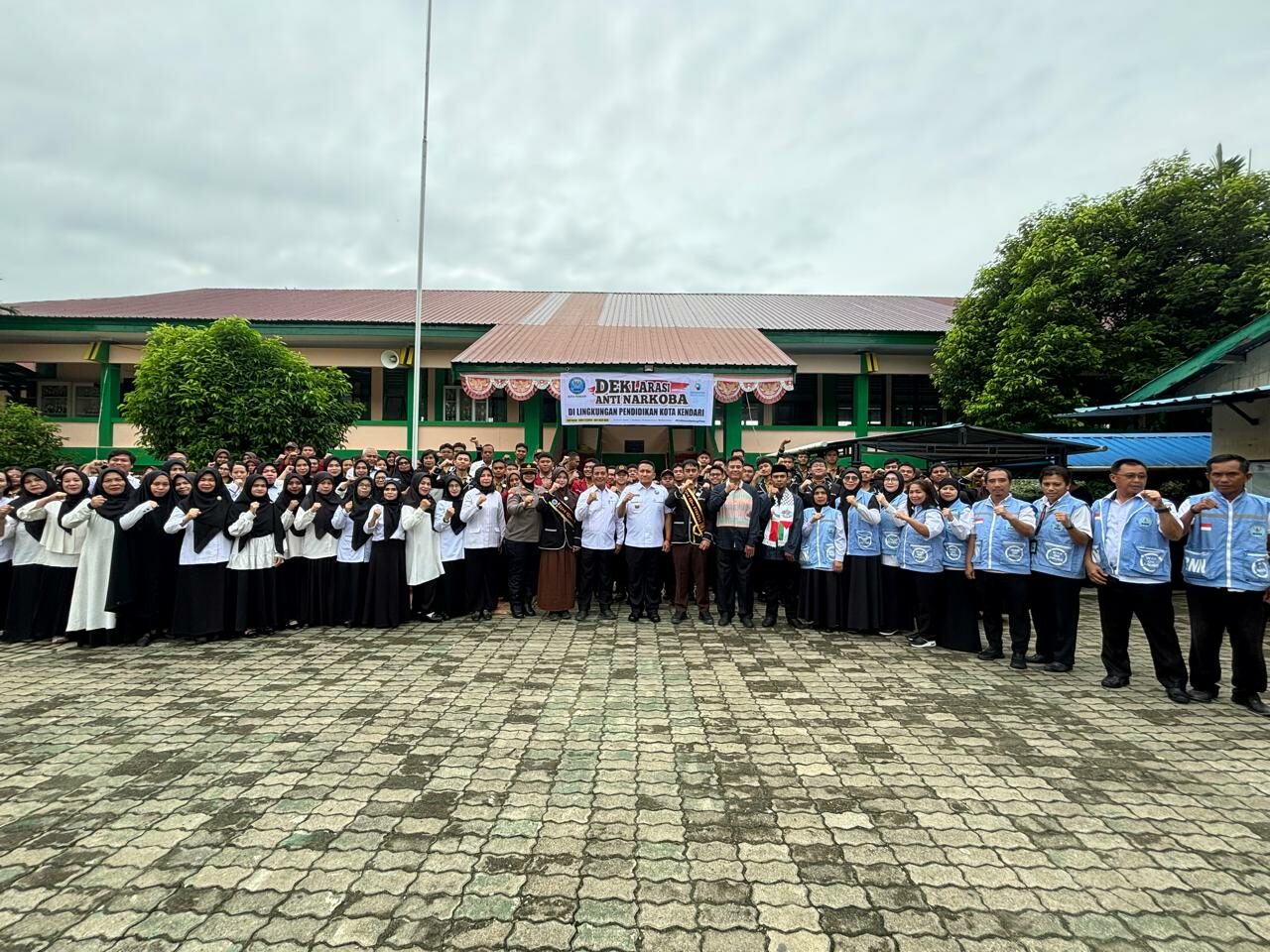 Pelajar SMAN 1 Kendari Deklarasikan Pelajar Anti Narkotika Pelajar SMAN 1 Kendari Deklarasikan Pelajar Anti Narkotika